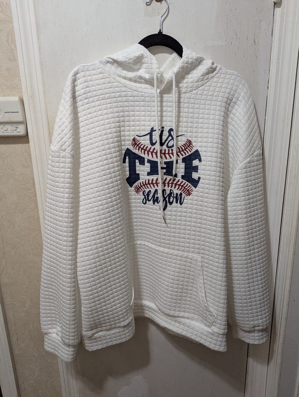 XXL White Quilted Hooded Pullover Sweatshirt with Baseball Graphic